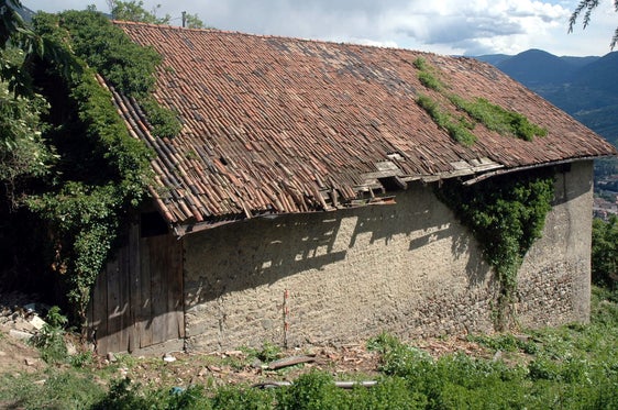 Das große, in seinem Kern mittelalterliche Wirtschaftsgebäude belegt die Bedeutung der Pfarre Tirol über die Jahrhunderte. (Foto: LPA/Landesdenkmalamt)