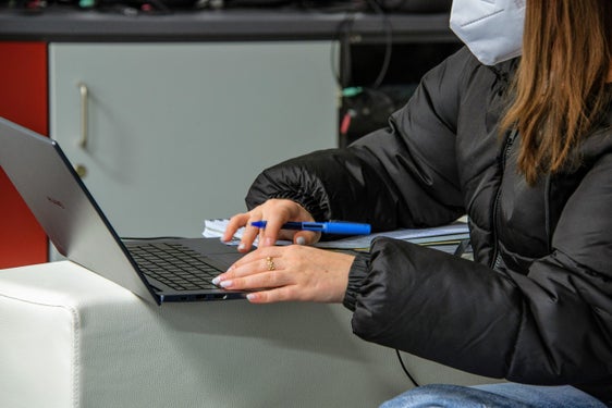 La Scuola italiana in Alto Adige sostiene la presenza di ragazze e giovani donne nell’ambito scientifico-tecnologico. (Foto: ASP/Peter Daldos)