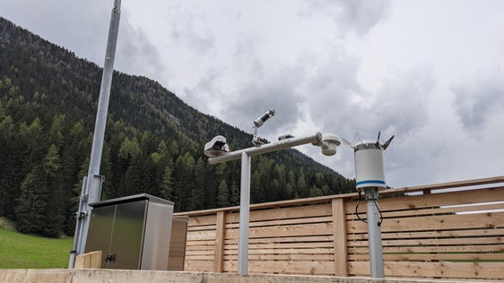 In Sexten - im Bild die dortige Wetterstation - wurde der tiefste Temperaturwert des Monats am 18. Mai in der Früh aufgezeichnet, sie lag bei minus 1,8 Grad. (Foto: LPA/Landesamt für Meteorologie und Lawinenwarnung in der Agentur für Bevölkerungsschutz)