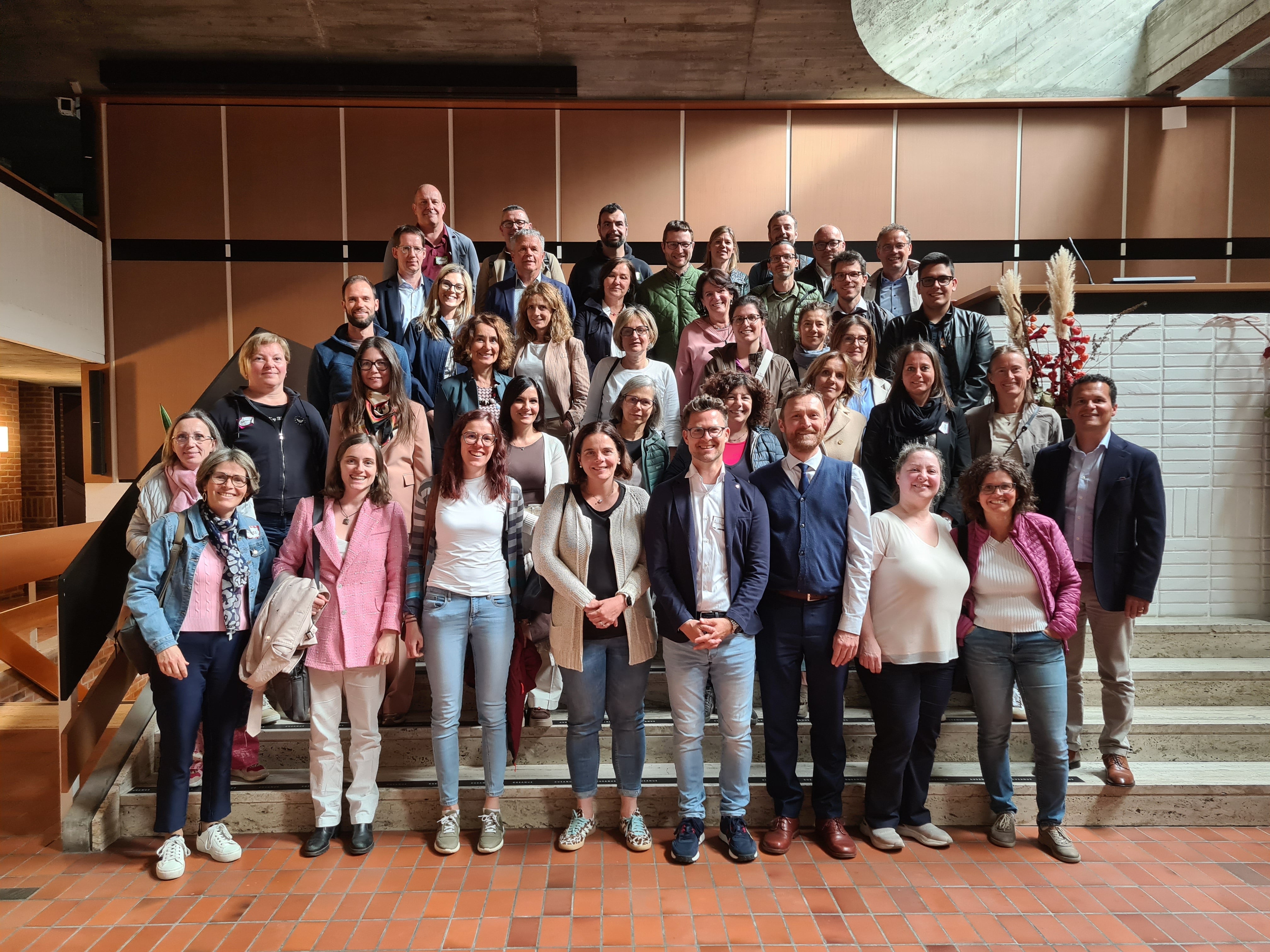 De de departimënt des Ressorts Ladinische Bildung und Kultur mit den Abteilungen Ladinische Bildungs- und Kulturverwaltung und Landesdirektion Ladinische Kindergärten und Schulen am 6. Mai in der Cusanus-Akademie in Brixen; im Bild ganz rechts Ressortdirektor André Comploi. (Foto: LPA/Ressorts Ladinische Bildung und Kultur)