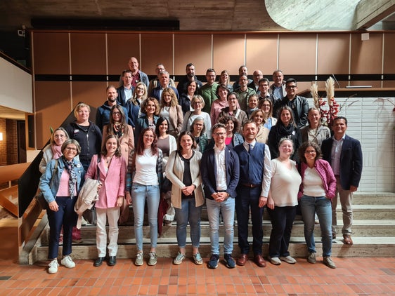 De de departimënt des Ressorts Ladinische Bildung und Kultur mit den Abteilungen Ladinische Bildungs- und Kulturverwaltung und Landesdirektion Ladinische Kindergärten und Schulen am 6. Mai in der Cusanus-Akademie in Brixen; im Bild ganz rechts Ressortdirektor André Comploi. (Foto: LPA/Ressorts Ladinische Bildung und Kultur)