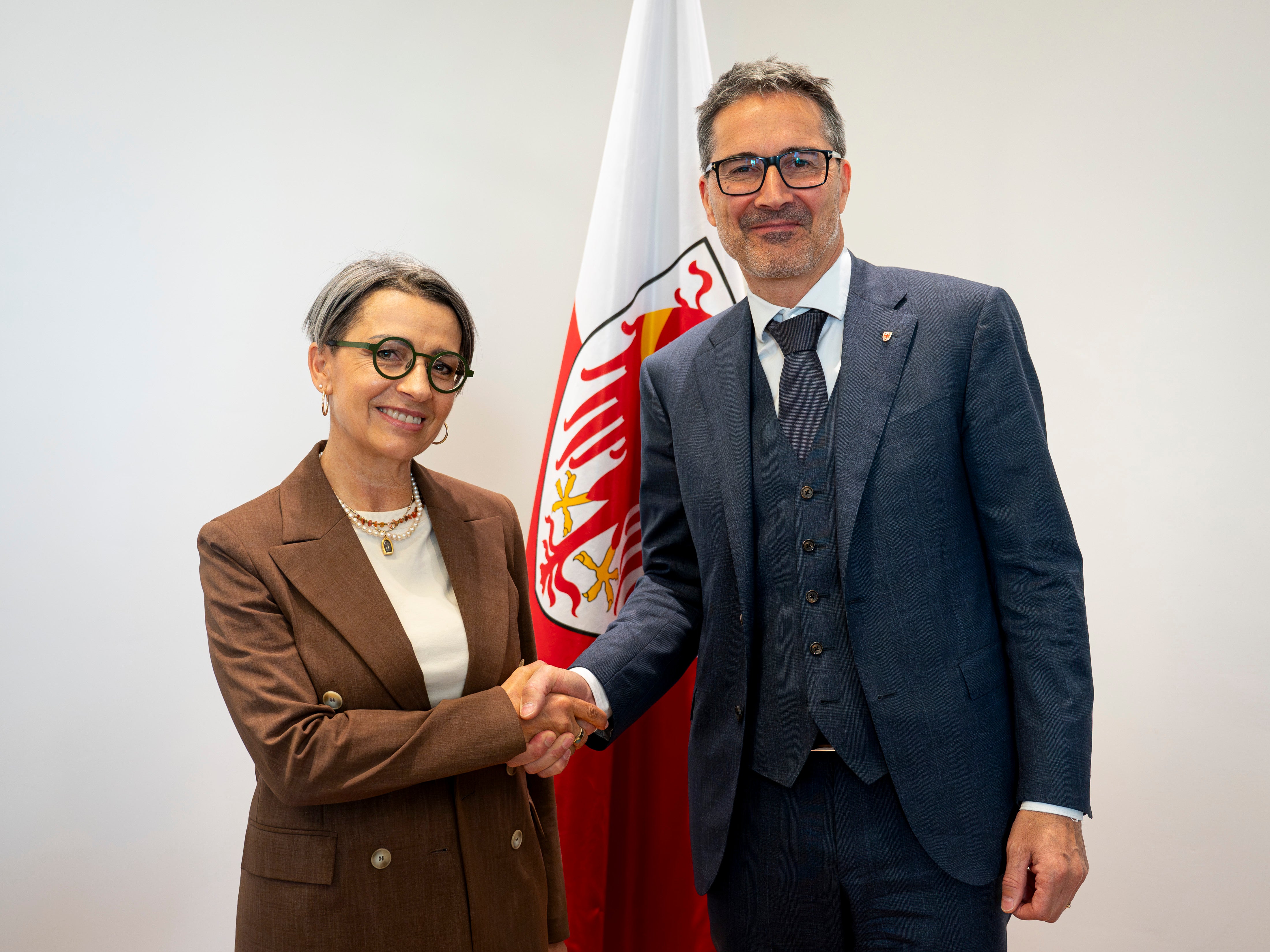 La consigliera di parità Brigitte Hofer ha illustrato al presidente della Provincia Arno Kompatscher le iniziative da intraprendere nel 2025 (Foto: USP/Fabio Brucculeri)