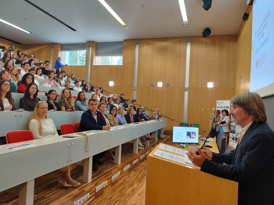 "Sie investieren heute nicht nur in Ihre eigene Zukunft, sondern auch in die Zukunft unseres Gesundheitswesens, denn sie bilden das Fundament einer guten Gesundheitsversorgung", betonte Gesundheitslandesrat Hubert Messner bei der Eröffnung des akademischen Jahres 2026/27 am universitären Ausbildungszentrum für Gesundheitsberufe Claudiana in Bozen, wo mehr als 700 Studierende ins neue Ausbildungsjahr gestartet sind. (Foto: LPA/Samuel Vieider)