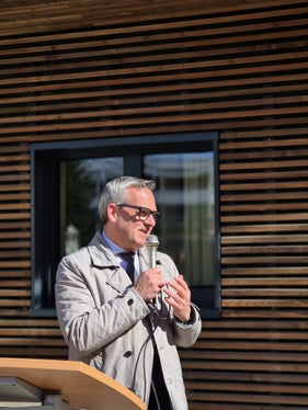 Die Arbeit in den Werkstätten zeigt uns, wie wichtig es ist, Zentren wie dieses zu bauen, das ein wichtiger gesellschaftlicher Bezugspunkt für den Raum Bruneck ist, unterstrich der Landesrat für Hochbau, Aufwertung des Vermögens, Grundbuch und Kataster Christian Bianchi im Rahmen der Feierlichkeiten. (Foto: LPA/Gianluca Crocco) 