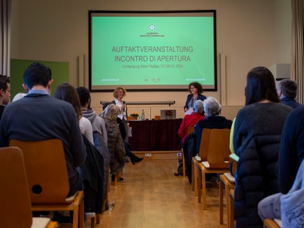 Il via il Consiglio dei cittadini per il clima. Nei prossimi mesi, 56 cittadine cittadini discuteranno ciò che è necessario fare per garantire che le misure delineate nel Piano Clima possano essere attuate nel modo più efficace e rapido possibile. (Foto: ASP/Fabio Brucculeri)