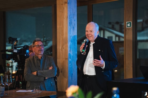 Il presidente dell'IBU Olle Dahlin ha onorato la carriera di Dorothea Wierer e ha elogiato Anterselva per aver ospitato le gare olimpiche. (Foto: IDM Alto Adige/Julian Graber Auer/JGA.Visuals)