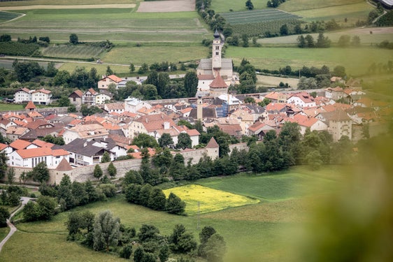 Per rappresentare gli interessi dei ricorrenti nei confronti dell'amministrazione comunale più piccola dell'Alto Adige, la Giunta provinciale ha nominato oggi (28 febbraio) una cittadina e due cittadini di Glorenza nella propria commissione. (Foto: IDM Alto Adige/Angelika Schwarz)