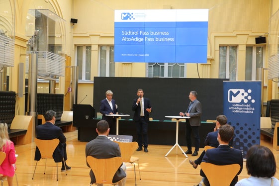 Vorteile für Unternehmen und Mitarbeiter: SWEA-Präsident Giudiceandrea, LR Alfreider und STA-Infosystem-Leiter Dejaco bei der Vorstellung des neuen Südtirol Pass Business. (Foto: LPA/Ingo Dejaco)