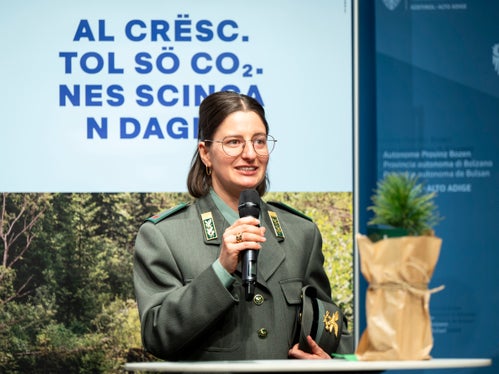 Vitalität und Stabilität des Waldes fördern: Försterin Teresa Staffler von der Forststation Sarntal bei der Vorstellung der Kampagne Waldatem - respiro del bosco - fla dl bosch (Foto: LPA/Fabio Brucculeri)