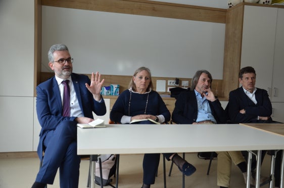 Im Gespräch mit den Mitarbeitenden am Krankenhaus Sterzing: Ressortdirektor Michael Mayr, Abteilungsdirektorin Laura Schrott, Landesrat Hubert Messner, Primar Markus Markart. (Foto: LPA/Karin Leiter)