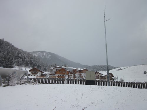 In den vergangenen Tagen hat es auch geschneit: Im Bild die Wetterstaton in St. Martin in Thurn im Gadertal, eine von insgesamt 95 automatischen Messstationen in Südtirol (Foto: LPA/Landesamt für Meteorologie und Lawinenwarnung)