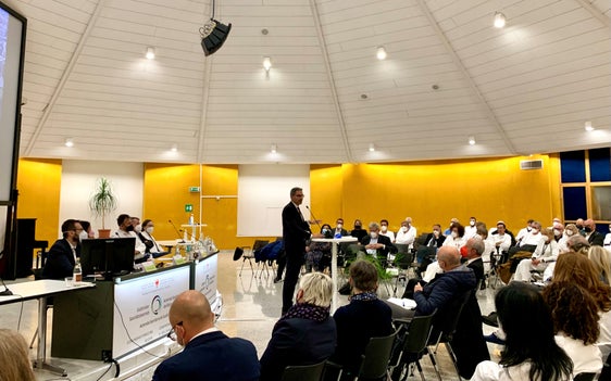 Gestern (3. November) hat der Landeshauptmann das Krankenhaus Bozen besucht und sich mit Mitarbeiterinnen und Mitarbeitern über aktuelle Themen und Herausforderungen unterhalten. (Foto: LPA)