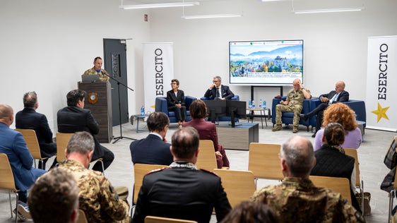 L'evento di presentazione degli interventi alla Caserma Lugramani svoltasi alla presenza, del direttore dell'Agenzia del Demanio dal Verme, del presidente Kompatscher, del capo di Stato Maggiore Masiello e del segretario generale della Difesa Mattei. (Foto: USP/Fabio Brucculeri)