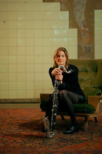 Belinda Miggitsch, al clarinetto basso, rappresenta la componente tirolese dell’ensemble musicale euregionale. (Foto: Weber)