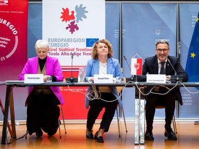 Euregio-Präsident, LH Arno Kompatscher - im Bild mit v. l. Ressortdirektorin Michela Morandini und Familienlandesrätin Rosmarie Pamer - sagte: Der EuregioFamilyPass ist weit mehr als nur finanzielle Unterstützung der Familien in der Euregio. (Foto: LPA/Fabio Brucculeri)