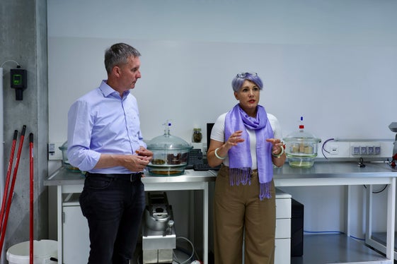 Landesrat Luis Walcher mit der Leiterin der Arbeitsgruppe Obst- und Gemüseverarbeitung Elena Venir: In diesem Labor werden unter anderem auch die chemisch-physikalische und mikrobiologische Stabilität von Lebensmitteln sowie die thermo-physikalischen und mechanischen Eigenschaften der einzelnen Zutaten und der Endprodukte untersucht. (Foto: LPA/Sabine Pitscheider)