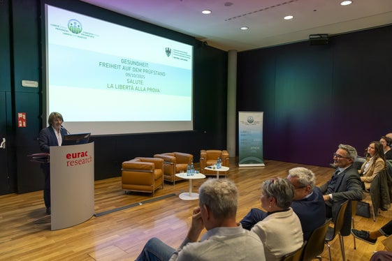 L'assessore alla Prevenzione sanitaria e Salute Hubert Messner ha sottolineato l'attualità e l'importanza sociale del tema: “La salute e la libertà sono valori fondamentali che godono di grande importanza nella nostra società, ha detto.  (Foto: USP/Daniel von Johnston)