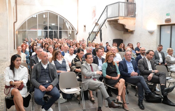Il 15 settembre, con una manifestazione al Castel Mareccio alla presenza di quasi 100 dirigenti delle scuole e delle scuole dell’infanzia in lingua tedesca, è stato ufficialmente inaugurato l’annoscolastico 2026/2027. (Foto: USP/Direzione Istruzione e Formazione tedesca/Margit Pichler)