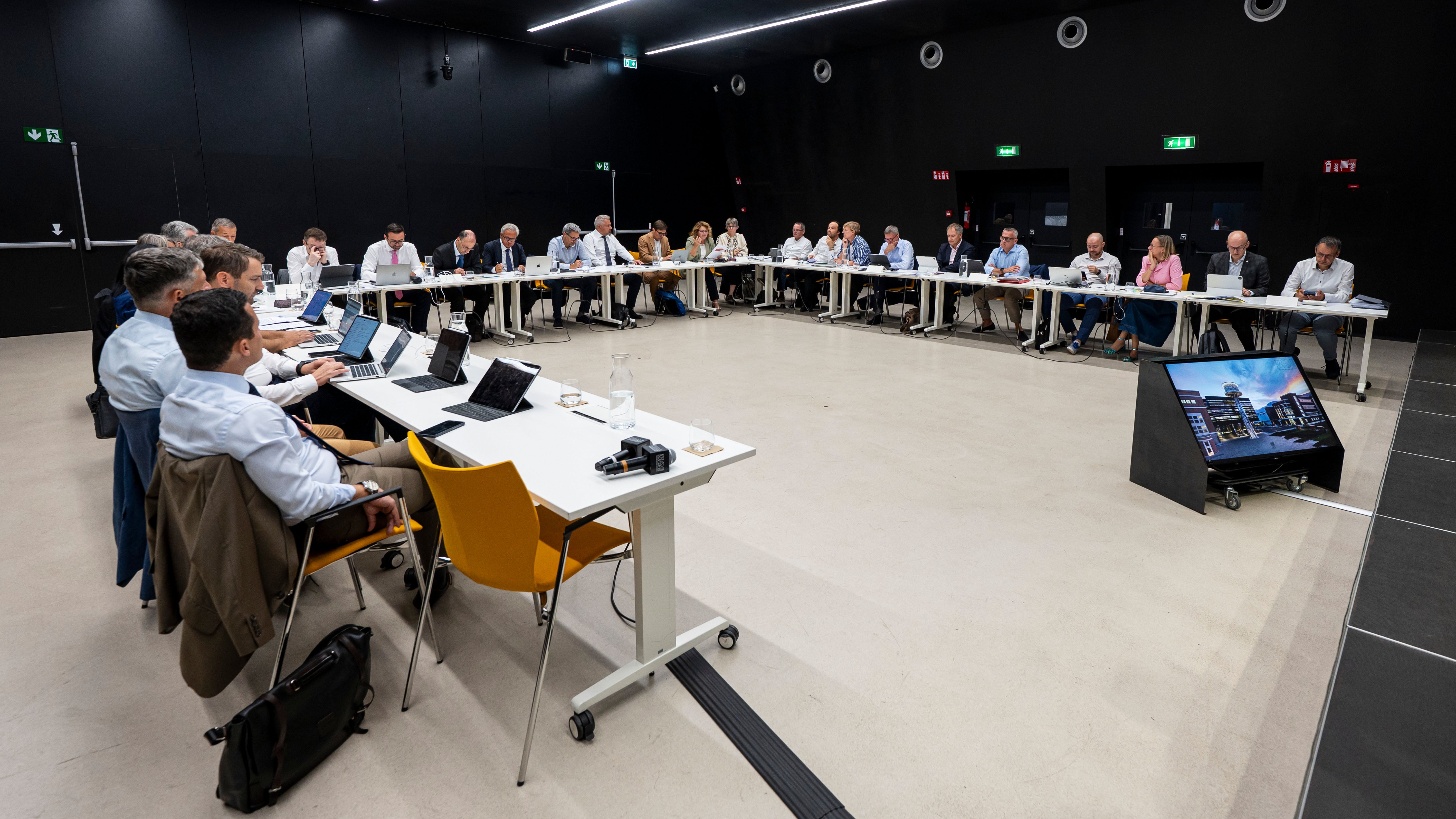 La Giunta provinciale ha discusso con direttrici e direttori di Dipartimento le priorità politiche fondamentali per i prossimi anni in una riunione a porte chiuse. (Foto: USP/Fabio Brucculeri)