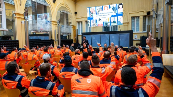 Amtsdirektor Sölva führte durch die Feierstunde und erinnerte daran, dass noch weitere Mitarbeiter auch für andere interessante Bereiche der Landesverwaltung gesucht werden. (Foto: LPA/Fabio Brucculeri)