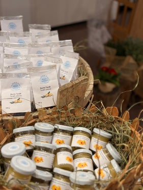 In der Adventszeit begannen die Schülergenossenschaft mit den Vorbereitungen für den Hofladen, der mit seiner vielfältigen Produktpalette viel Zuspruch fand: Bereits nach seiner Präsentation am Tag der offenen Schule Ende Jänner fanden nahezu alle Produkte ihre Abnehmer. (Foto: LPA/Fachschule für Hauswirtschaft und Ernährung Tisens)