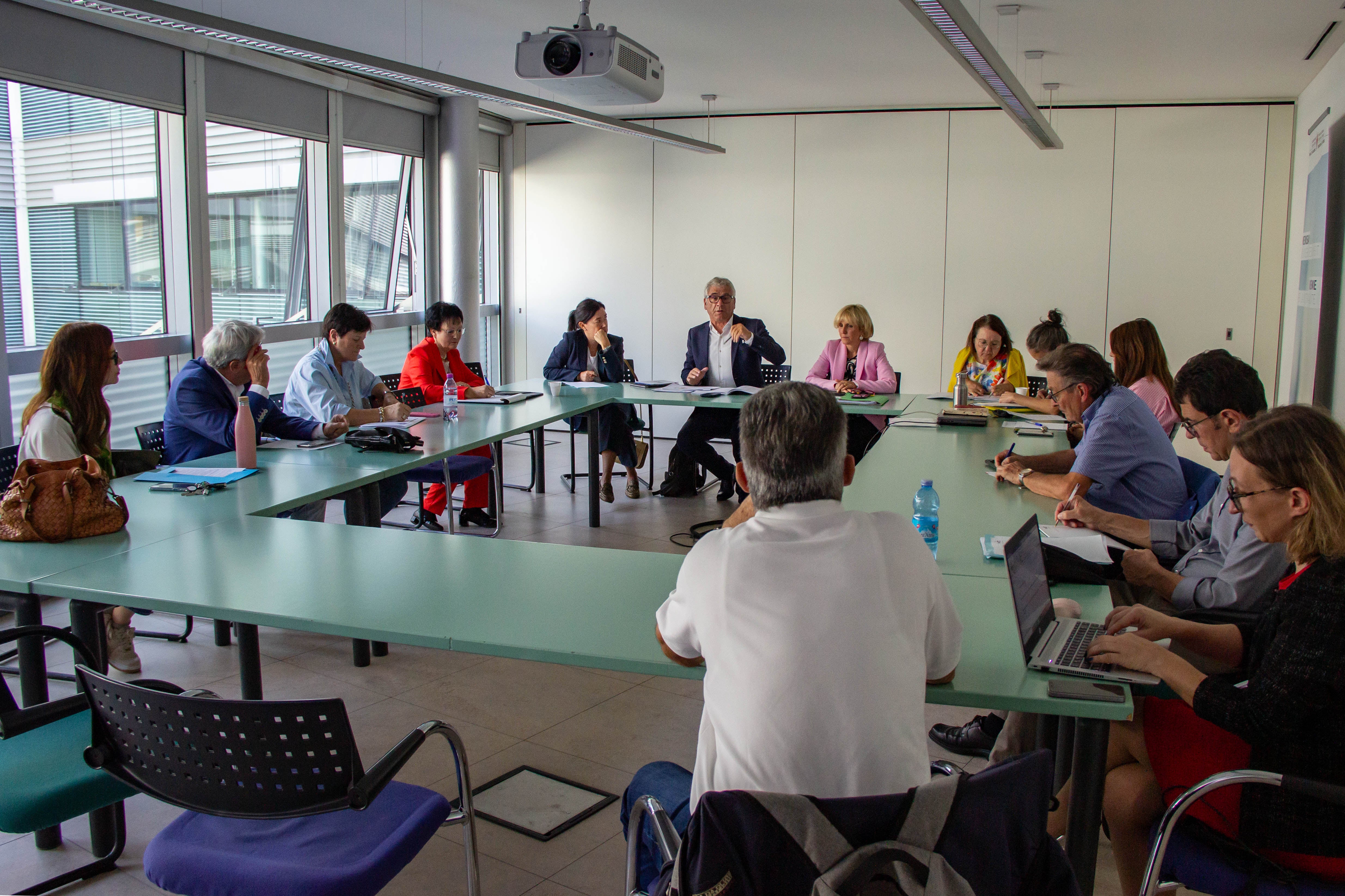 Durante l’ultima seduta della Consulta per le persone anziane il presidente del Consorzio dei Comuni, Andreas Schatzer, ha riferito sullo stato dell'arte dei Programmi di sviluppo comunale (Foto: ASP/Greta Stuefer)