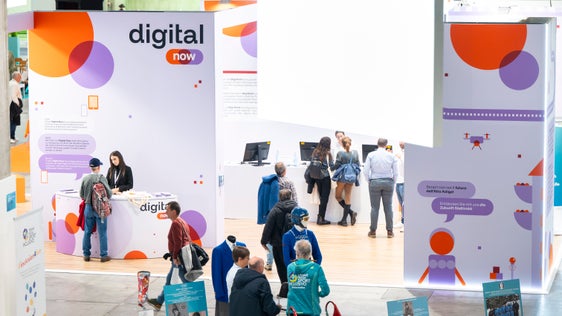 In Violett und Rot präsentiert sich die Dachmarke für sämtliche Digitalisierungsprojekte der Südtiroler Landesverwaltung. (Foto: LPA/Fabio Brucculeri)