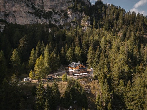Mit Fördergeldern sollen die Sicherheit im Gebirge, der Erhalt der alpinen Infrastruktur und eine nachhaltige touristische Nutzung langfristig gewährleistet werden; im Bild die Überetscher Hütte am Roen. (Foto: LPA/Betreiber Überetscher Hütte)