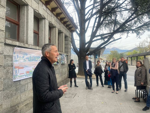L'intervento del sindaco di Bressanone Peter Brunner in occasione della visita del Comitato di sorveglianza del FESR al Centro di mobilità (Foto: STA - Strutture Trasporto Alto Adige SpA)
