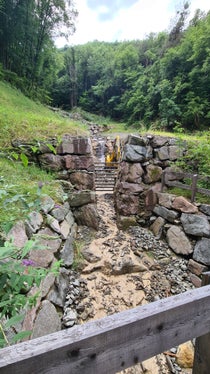 Das vor drei Jahren errichtete Rückhaltebecken im Streitmoserbach bei Blumau hat sich zum wiederholten Mal bewährt und  das Geschiebematerial infolge eines Unwetters zurückgehalten. (Foto: LPA/Landesamt für Wildbach- und Lawinenverbauung Süd)