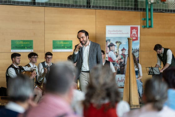 Preservare la musica popolare come patrimonio culturale per le generazioni presenti e future: l'assessore provinciale Philipp Achammer al volksmusik.treff. (Foto: USP/Direzione provinciale Scuola musicale tedesca e ladina/Thomas Wallnöfer)