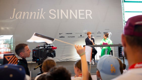 Il confronto sul palco. Jannis Sinner durante il suo discorso tenuto davanti a oltre 400 piccole tenniste e tennisti presenti alla grande festa tenutasi a Sesto. (Foto: ASP/Fabio Brucculeri)