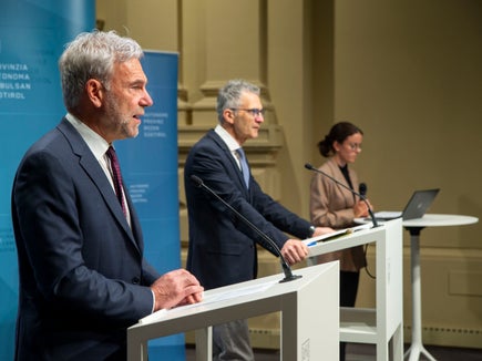 Der Wald ist wichtig für jeden von uns - heute und morgen: Die Waldagenda legt sieben Handlungsfelder fest, in denen bis 2030 Maßnahmen gesetzt werden sollen. Landesrat Arnold Schuler (l.) und Günther Unterthiner, Direktor der Landesabteilung Forstwirtschaft, stellten sie bei einer Pressekonferenz vor. (Foto: LPA/Fabio Brucculeri)