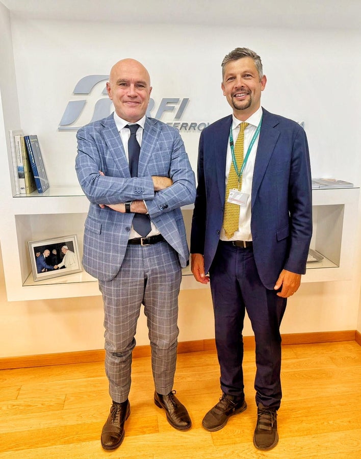 La foto al termine del primo incontro ufficiale tra l’assessore provinciale alla Mobilità della Provincia autonoma di Bolzano, Daniel Alfreider (a destra), e l’amministratore delegato e direttore generale di Rete Ferroviaria Italiana (RFI), Aldo Isi, in cui i due si sono confrontati sulle opere strategiche altoatesine. (Foto: USP/Dipartimento Infrastrutture e Mobilità)