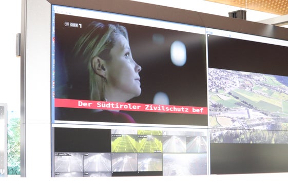 Im Zuge des jährlichen Zivilschutz-Probealarms geht auch die Laufschrift des Bevölkerungsinformationssystems auf Sendung mit der Mitteilung, dass sich der Südtiroler Zivilschutz in einer Übung befindet. Die Textzeile wird direkt in die laufenden Sendungen gestellt, wie beim Probealarm am 13. Oktober 2021. (Foto: LPA/Maja Clara)