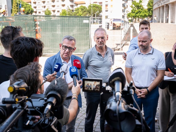 Hochbau-Landesrat Christian Bianchi (im Bild von links), der leitende Oberstaatsanwalt Axel Bisignano und Ressortdirektor Daniel Bedin bei der Pressekonferenz am Gerichtsplatz. (Foto: LPA/Fabio Brucculeri)