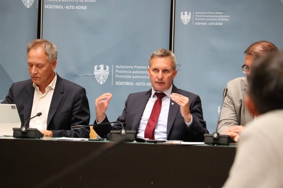 Landesrat Luis Walcher; links von ihm der Direktor seines Ressorts Ulrich Höllrigl (Foto: LPA/Maja Clara)