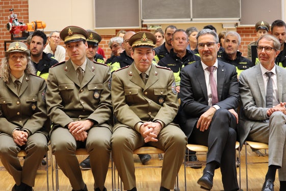 Feierstunde: Offizierin Francesca Monti, Kursleiter Felix Reggiani, Vizekommandant Andrea Lazzarotto, Landeshauptmann und Bevölkerungsschutzlandesrat Arno Kompatscher, Direktor der Agentur für Bevölkerungsschutz Klaus Unterweger (Foto: LPA/Maja Clara)