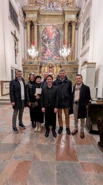 Da sinistra a destra: Carlo Suani, Sara Runggaldier, Veronika Lochmann, Mathias Stuflesser, direttore della Ripartizione Amministrazione scuola e cultura ladina, Manuel Schuen, docente universitario di Musica sacra, Daniel Alfreider, assessore all'Istruzione, Formazione e Cultura ladina, André Comploi, direttore della Direzione Istruzione, Formazione e Cultura ladina (Foto: USP/Direzione Istruzione, Formazione e Cultura ladina)