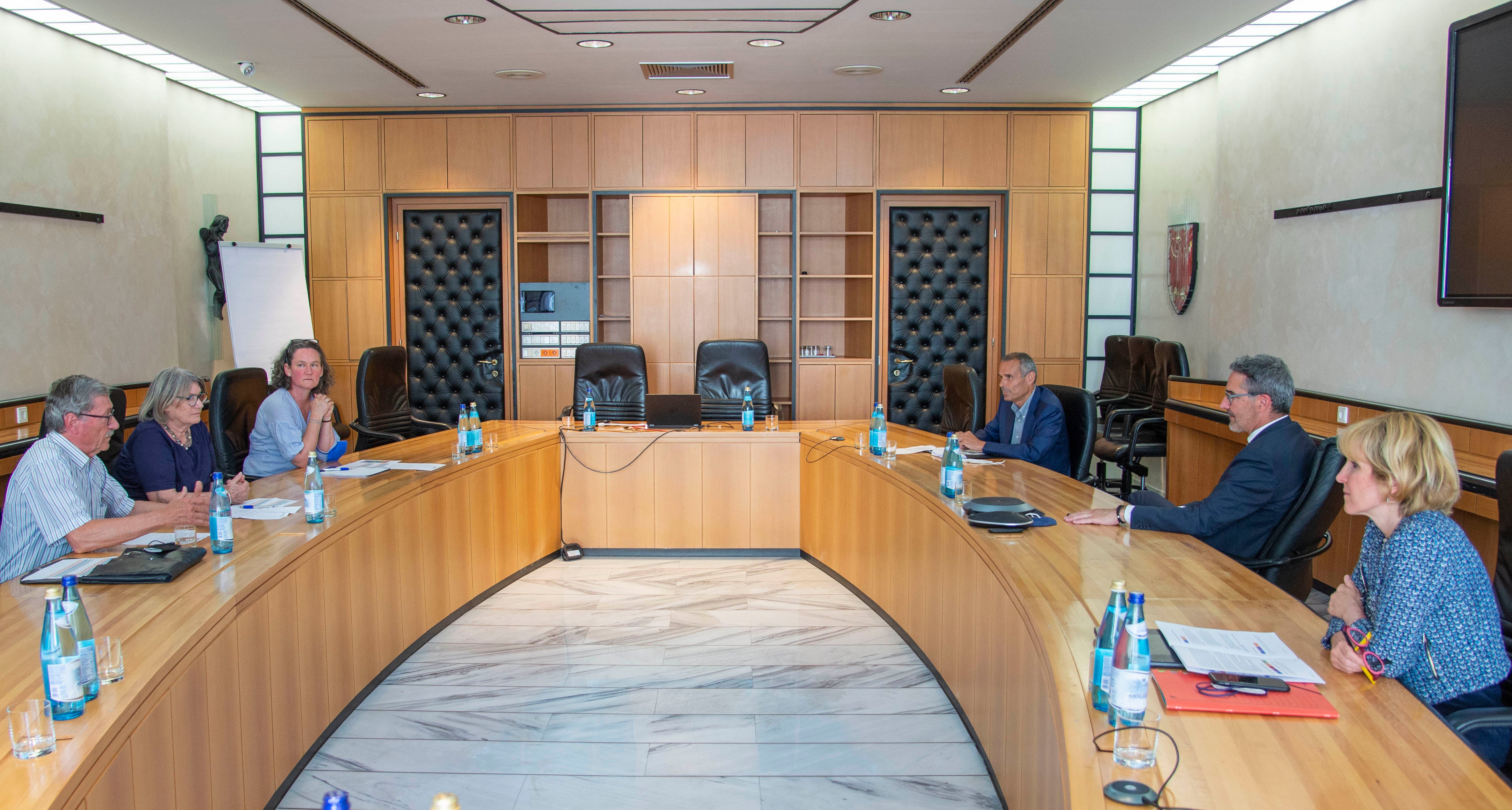 Il presidente della Provincia, Arno Kompatscher e l'asssessora Waltraud Deeg a colloquio con i rappresentanti dell'associazione Sudtirolesi nel mondo  (Foto: ASP/Fabio Brucculeri)