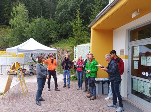 Besucherzentrum aufwerten: Landesrätin Hochgruber Kuenzer (l.) im Gespräch mit Bürgermeister Christoph Matzneller (ganz rechts), mit Bletterbach-Präsident Peter Daldos (3.v.r.) und Amtsdirektor Leo Hilpold (3.v.l.) sowie Technikern und Planern des Landes. (Foto: LPA)