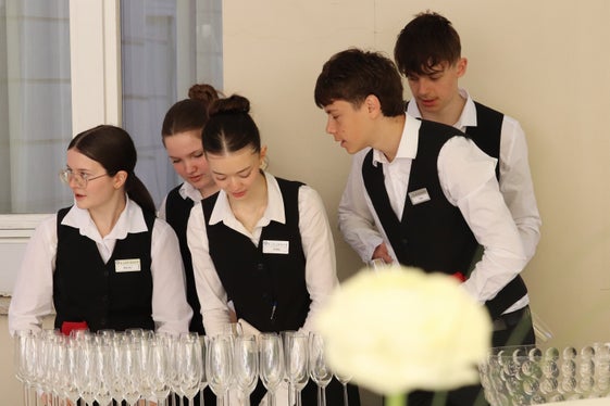 250 Schülerinnen und Schüler sind derzeit in der Landeshotelfachschule Kaiserhof in Meran eingeschrieben; die Einschreibungen haben in den vergangenen Jahren zugenommen. Im Bild eine Gruppe bei der Vorbereitung des Jubiläumsfestes am 21. April. (Foto: LPA/Maja Clara)