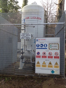 Der große Sauerstofftank in Ufernähe des Kleinen Montiggler Sees muss regelmäßig aufgefüllt werden, damit der See im Winter belüftet werden kann.  (Foto: Landesagentur für Umwelt und Klimaschutz)