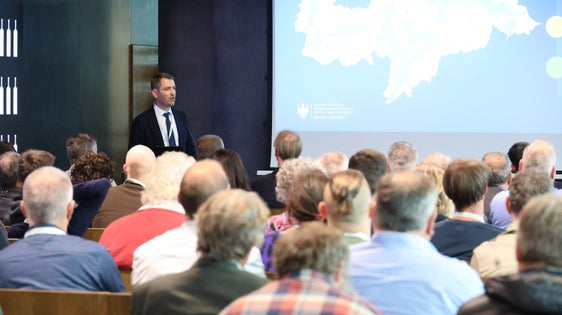 Martin Vallazza, der Direktor der Abteilung Infrastrukturen und Mobilität stellt fest: Wir haben an diesem Abend eine Vielzahl von wichtigen Möglichkeiten aufgezeigt, die von der Bahn- bis zur Radmobilität und digitalen Diensten reichen. (Foto: LPA/Ingo Dejaco)