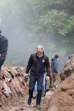 Auf Baustellenbesichtung in der Künette Tisenerbach: Landeshauptmann und Bevölkerungsschutzlandesrat Arno Kompatscher (Foto: LPA/Maja Clara