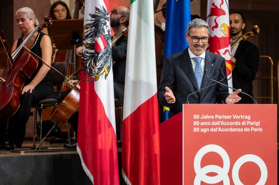 Landeshauptmann Kompatscher hob hervor, dass der Pariser Vertrag zentrale Grundpfeiler des heutigen Minderheitenschutzes festlegte. Für die Zukunft wünschte er sich ein Südtirol, das aus Vergangenem seine Lehren zieht und zuversichtlich nach vorne blickt. (Foto: LPA/Ivo Corrà)