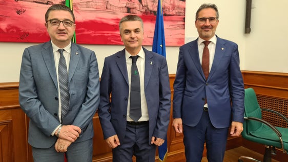 Da destra a sinistra il presidente della Provincia autonoma di Bolzano, Arno Kompatscher, il vice ministro alle Infrastrutture e ai trasportim Edoardo Rixim e il presidente del Trentino, Maurizio Fugatti (Foto: Davide Cordua)