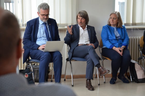 Visita la distretto sanitario di Chiusa. Nella foto (da sinistra) il direttore di Dipartimento Michael Mayr, l'assessore Hubert Messner e la direttrice di Ripartizione, Laura Schrott. (Foto: ASP/Karin Leiter9
