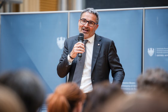 “Avete lavorato per molti anni per la Provincia, e quindi per le altoatesine e gli altoatesini. In questo periodo la Provincia è cambiata profondamente, non solo dal punto di vista tecnico, ma anche sociale. Oggi la Provincia autonoma di Bolzano può offrire molto ai cittadini anche grazie al lavoro da voi svolto”, ha affermato il presidente Kompatscher. (Foto: USP/Bernhard Aichner)