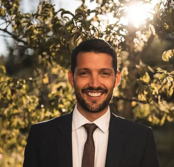 Der Bürgermeister der Gemeinde Welsberg-Taisten, Dominik Oberstaller (im Bild), ist zum Präsidenten des Rates der Gemeinden gewählt worden. Landeshauptmann Arno Kompatscher gratuliert. (Foto: Gemeinde Welsberg-Taisten)